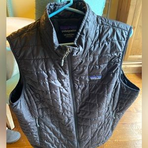 Women's puffer Patagonia vest. Black. XXL.